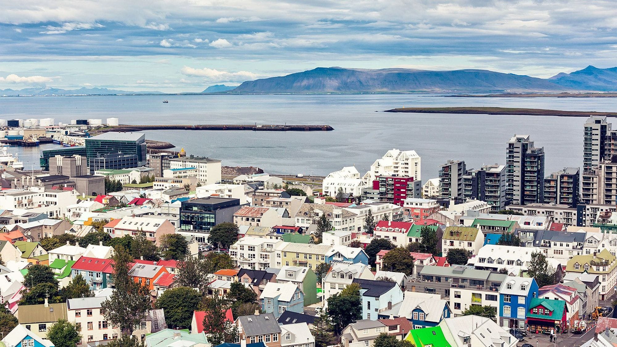 Loftmynd af miðbæ Reykjavíkur, séð frá Skólavörðuholti, út á sjó og yfir að Esju