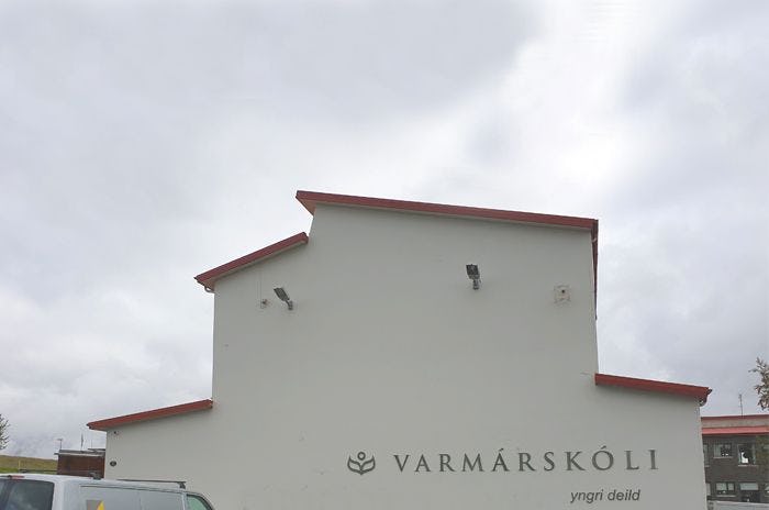 A white building facade featuring the name "VARMARSKOLI"