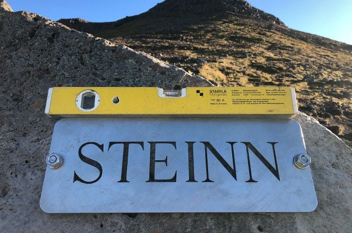 Silver plaque with word "STEINN" on it